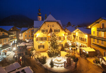 Austria, Salzburg State, Salzkammergut, St. Gilgen, Christmas Market at night - WWF04069