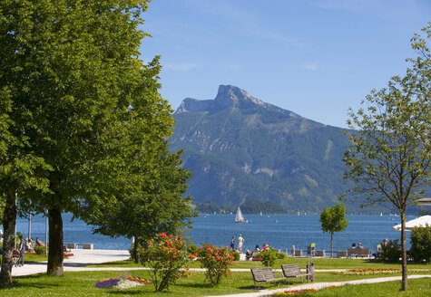 Österreich, Oberösterreich, Salzkammergut, Mondsee, Seepromenade und Schafberg - WWF04074