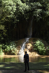 Thailand, Reisender vor dem Phu Sang Wasserfall - IGGF00334