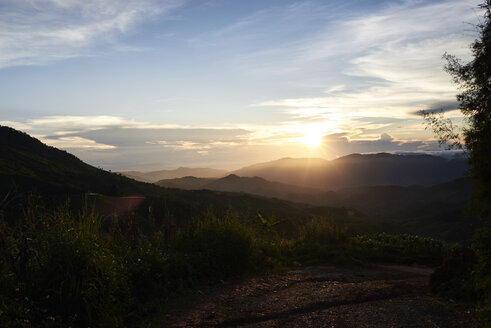 Thailand, Sonnenuntergang vom Gipfel des Berges Phu Chi Fa - IGGF00335