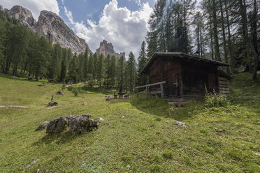 Italien, Pragser Dolomiten, Croda da Lago, Cortina d'Ampezzo, Holzhütte - RPSF00083
