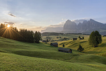 Italien, Südtirol, Seiser Alm, Ställe am Morgen - RPSF00087