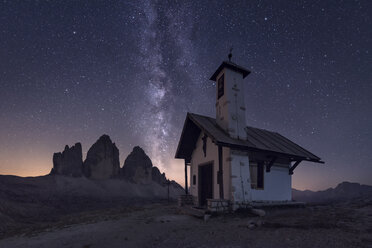 Italy, Sexten Dolomites, Tre Cime di Lavaredo, Nature Park Tre Cime, Cappella degli Alpini at night - RPSF00092