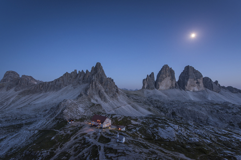 Italien, Sextner Dolomiten, Drei Zinnen, Naturpark Drei Zinnen, Rifugio Antonio Locatelli bei Nacht, lizenzfreies Stockfoto