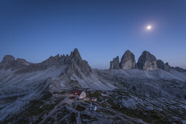 Italien, Sextner Dolomiten, Drei Zinnen, Naturpark Drei Zinnen, Rifugio Antonio Locatelli bei Nacht - RPS00093