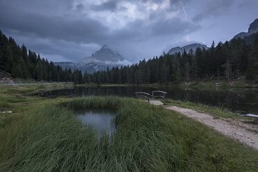 Italien, Alpen, Dolomiten, Lago d'Antorno, Parco Naturale Tre Cime, Gewitterblitze - RPSF00097