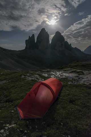 Italy, Sexten Dolomites, Tre Cime di Lavaredo, Nature Park Tre Cime, red tent in the foreground stock photo