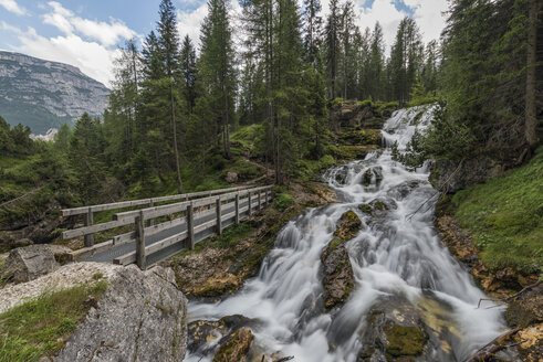 Italien, Alpen, Dolomiten, Wasserfall von Fiames - RPSF00103