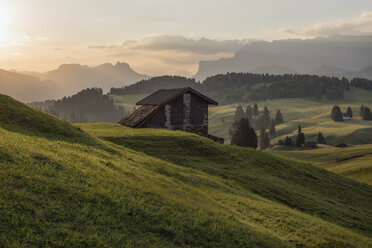 Italy, South Tyrol, Seiser Alm, barns in the morning - RPSF00110