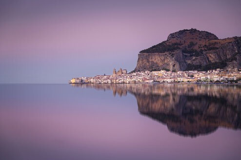 Italien, Sizilien, Cefalu mit Spiegelungen am Abend, Nachleuchten - EPF00478