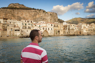 Italien, Sizilien, Cefalu, Mann schaut auf Aussicht - EPF00480