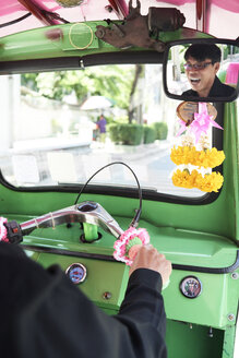 Thailand, Bangkok, Fahrer hat Spaß in seinem Tuk-Tuk-Taxi - IGGF00344