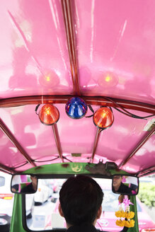 Thailand, Bangkok, Rückansicht des Fahrers in seinem Tuk-Tuk-Taxi - IGGF00345