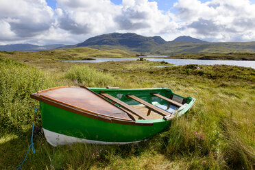 Großbritannien, Schottland, Sutherland, Ruderboot auf einer Wiese am Loch Assynt - LBF01726