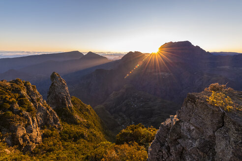 La Réunion, La Réunion-Nationalpark, Blick von Pito Maido auf Cirque de Mafate, Gros Morne und Piton des Neiges, Sonnenaufgang - FOF09587