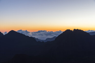 La Réunion, La Réunion-Nationalpark, Blick von Pito Maido auf Cirque de Mafate, Gros Morne und Piton des Neiges, Dämmerung - FOF09588
