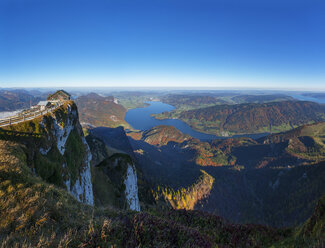 Österreich, Salzkammergut, Schafberg, Berghütte, Blick auf Mondsee und Attersee rechts - WWF04090