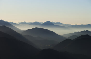 Österreich, Salzkammergut, Blick vom Schafberg zur Osterhorngruppe am Morgen - WWF04091