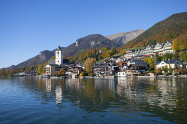 Austria, Upper Austria, Salzkammergut, St. Wolfgang with Schafberg, Lake Wolfgangsee, village view - WWF04095