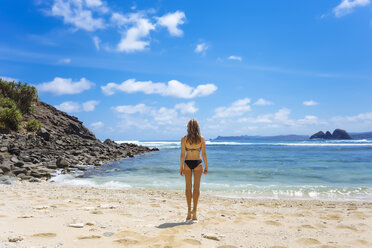 Indonesien, Lombok, Frau am Sandstrand - KNTF00947