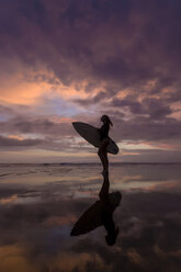 Indonesien, Bali, junge Frau mit Surfbrett - KNTF00957