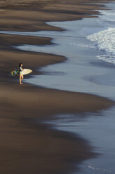 Indonesien, Bali, junge Frau mit Surfbrett - KNTF00960