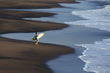 Indonesien, Bali, junge Frau mit Surfbrett - KNTF00961