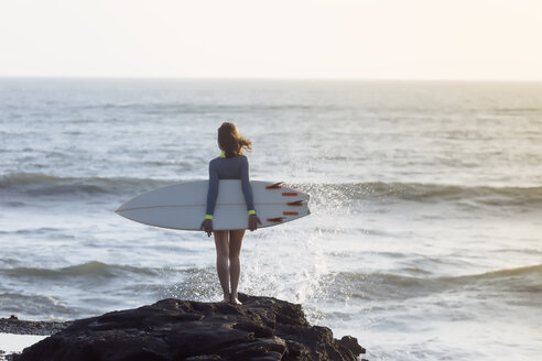 Indonesien, Bali, junge Frau mit Surfbrett - KNTF00963