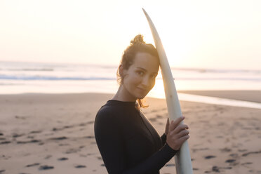 Indonesien, Bali, junge Frau mit Surfbrett - KNTF00965