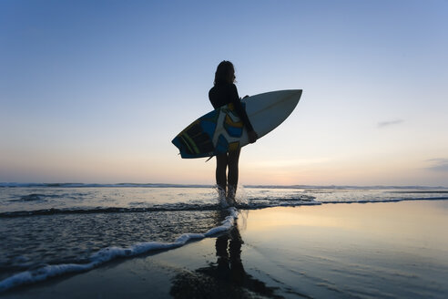 Indonesien, Bali, junge Frau mit Surfbrett - KNTF00974