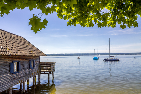 Deutschland, Bayern, Oberbayern, bei Herrsching, Ammersee, Bootshaus, lizenzfreies Stockfoto