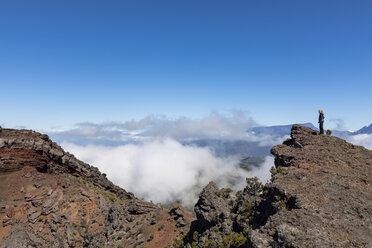La Réunion, Nationalpark La Réunion, Tourist schaut in den Krater Le Cratere Commerson an der Route forestiere du Volcan, Blick auf La Riviere des Remparts - FOF09604