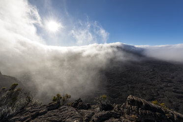 La Réunion, Nationalpark La Réunion, Schildvulkan Piton de la Fournaise gegen die Sonne - FOF09609