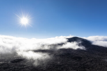 La Réunion, Nationalpark La Réunion, Schildvulkan Piton de la Fournaise, Blick vom Pas de Bellecombe gegen die Sonne - FOF09610