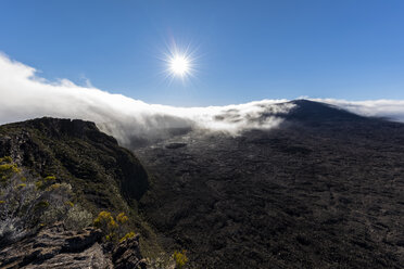 La Réunion, Nationalpark La Réunion, Schildvulkan Piton de la Fournaise, Blick vom Pas de Bellecombe gegen die Sonne - FOF09611