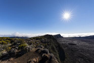 La Réunion, Nationalpark La Réunion, Schildvulkan Piton de la Fournaise, Blick vom Pas de Bellecombe gegen die Sonne - FOF09612
