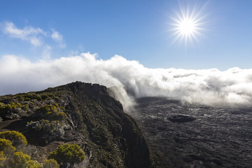 La Réunion, Nationalpark La Réunion, Schildvulkan Piton de la Fournaise, Blick vom Pas de Bellecombe gegen die Sonne - FOF09615