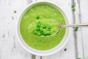 Spoon of pea soup and peas - LVF06588