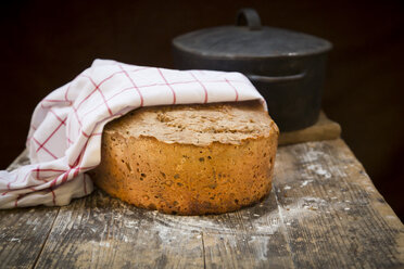 Selbstgebackenes Mehrkornbrot auf Holz, Röstschale - LVF06591