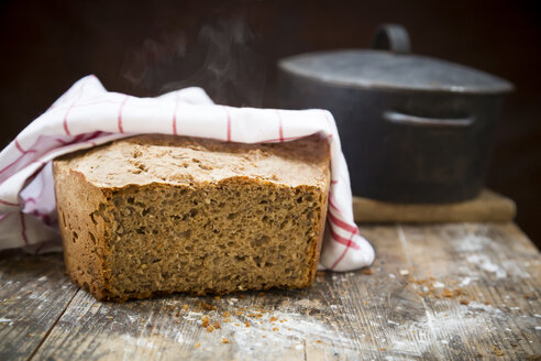 Selbstgebackenes Mehrkornbrot, Röstschale - LVF06592