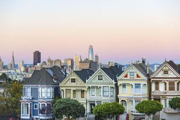 USA, Kalifornien, San Francisco, Painted Ladies bei Sonnenuntergang, viktorianische Häuser am Alamo Square und San Francisco Skyline mit Transamerica Pyramid - GEMF01839