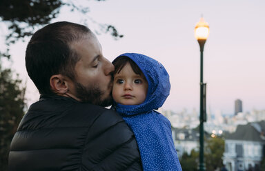 USA, California, San Francisco, father kissing a baby girl at Alamo Square in the evening - GEMF01840