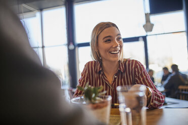 Porträt einer lachenden jungen Frau in einem Cafe - ZEDF01058