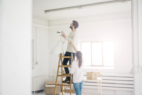 Ehepaar zieht in ein neues Haus - MOEF00677