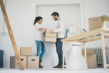 Ehepaar zieht in ein neues Haus und packt Kartons aus - MOEF00679