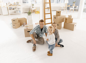 Portrait of smiling family moving into new home - KNSF03397