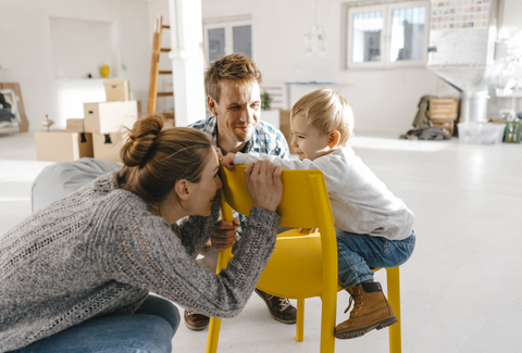 Glückliche Familie im neuen Zuhause, lizenzfreies Stockfoto