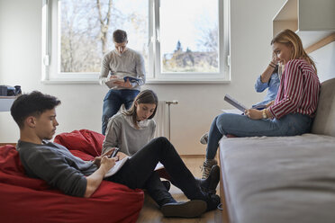 Gruppe von Studenten im Studentenwohnheim beim gemeinsamen Lernen - ZEDF01086