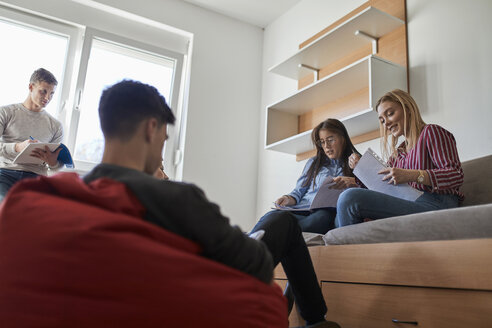 Gruppe von Studenten im Studentenwohnheim beim gemeinsamen Lernen - ZEDF01087