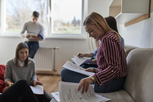 Gruppe von Studenten im Studentenwohnheim beim gemeinsamen Lernen - ZEDF01089